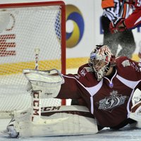 Rīgas 'Dinamo' pārbaudes turnīra cīņā 'bullīšos' uzvar 'Ak Bars' hokejistus