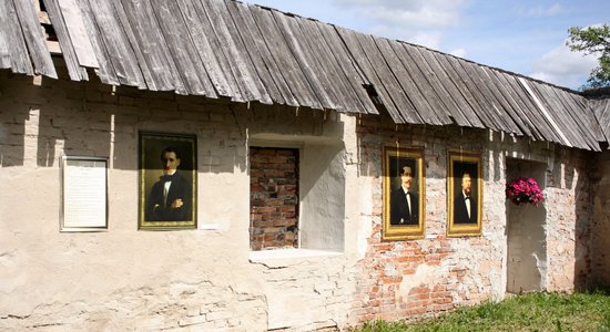 Viņš neatzina skapjus un rādīja mēli policijas priekšniekam: izcilais mākslinieks Roze, kura piemiņai tapusi brīvdabas galerija