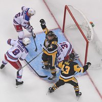 'Penguins' gūst septiņus vārtus un vēlreiz izvirzās vadībā sērijā pret 'Rangers'