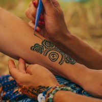 Kā veidot hennas zīmējumu un panākt tā noturību: padomi iesācējiem