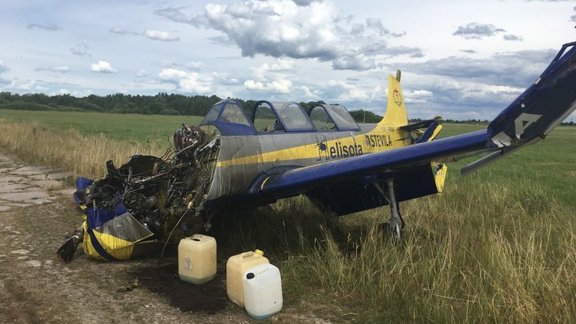 ФОТО: В Литве во время показательного полета разбился самолет Як-52 ФОТО: В Литве во время показательного полета разбился самолет Як-52