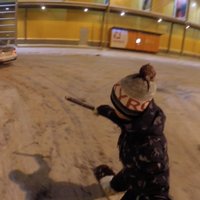 ВИДЕО: Экстремалы решили покататься на сноуборде по ночным улицам Риги