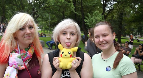 Foto: Kā jaunieši Vērmanes dārzā pokemonus tvarstīja