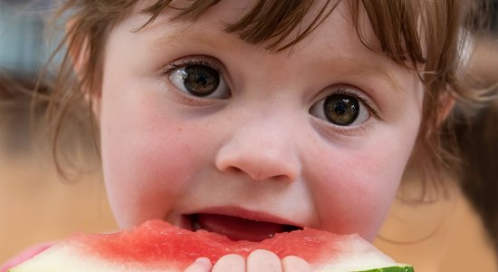 Zīdaini nav ieteicams radināt pie vegāniska uztura; nevēlamie produkti mazuļu ēdienkartē