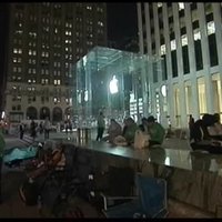 Video: Garas rindas un nakšņošana uz ielas – ļaudis ASV gaida jaunākās paaudzes 'iPhone'