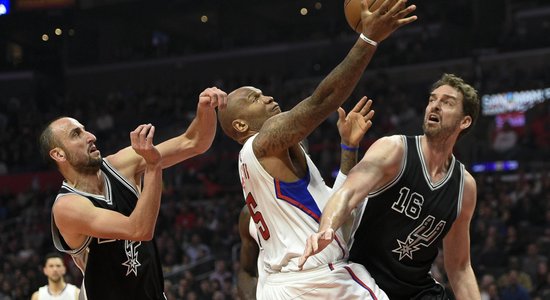 'Spurs' bez Bertāna viesos uzvar 'Clippers' basketbolistus