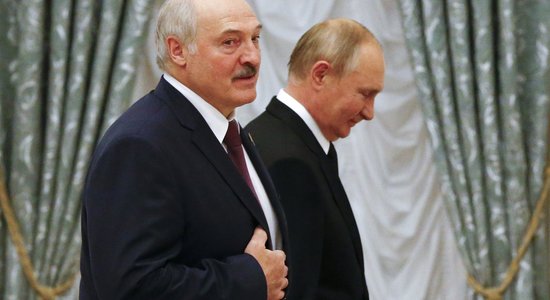 Andrejs Percevs: Ielaspuika pret pagalma puiku. Kā Lukašenko apspēlē Putinu viņa paša laukumā
