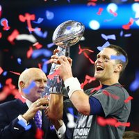 Jaunanglijas 'Patriots' pēc vēsturiskas atspēlēšanās triumfē 'Super Bowl'
