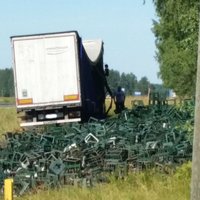 ФОТО: На шоссе Рига-Бауска в кювет съехал грузовик с пивными бутылками