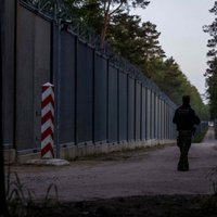 Miris uz robežas ar Baltkrieviju migranta sadurtais poļu karavīrs