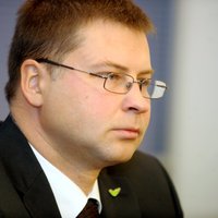 Trešo reizi atbrīvojot Strīķi, Streļčenoks formāli ievērojis juridiskos argumentus, saka Dombrovskis