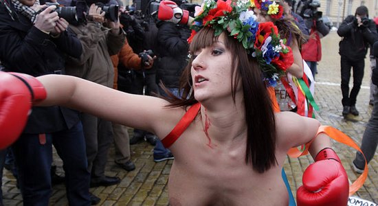 FEMEN meitenes ar asiņainām sejām plosās Sofijā
