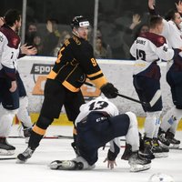 Foto: 'Olimp' hokejists Lejnieks ar brutālu rupjību iejaucas čempionu svinībās