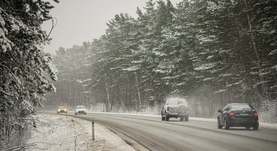 Вниманию водителей: из-за снега и льда затруднены условия движения по дорогам в окрестностях Риги