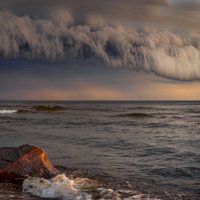 Iespaidīgi kadri: Mākoņu rullis pirms negaisa veļas pār Vidzemes jūrmalu