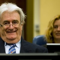 Karadžičs nezināja par slaktiņu Srebrenicā, apgalvo advokāts