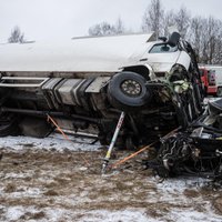 Tērbatas apriņķī kravas un vieglā auto traģiskā avārijā divi bojāgājušie