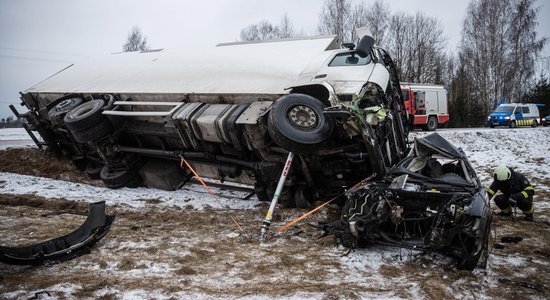 Под Тарту столкнулись грузовик и легковой автомобиль Audi: в аварии погибли два человека