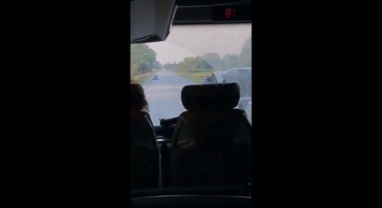 Video: 'Ecolines' autobuss apdzen un traucas pa pretējo joslu