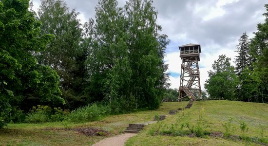 Foto: Brežģa kalna skatu tornis Vecpiebalgas novadā