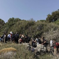 Kosas salā nonākušos migrantus Grieķijas valdība sola izvietot uz kuģa