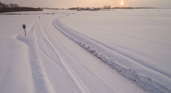 Šorīt autoceļi Latvijā sniegoti un apledo, tīrīšanas darbos iesaistītas 192 ziemas tehnikas vienības