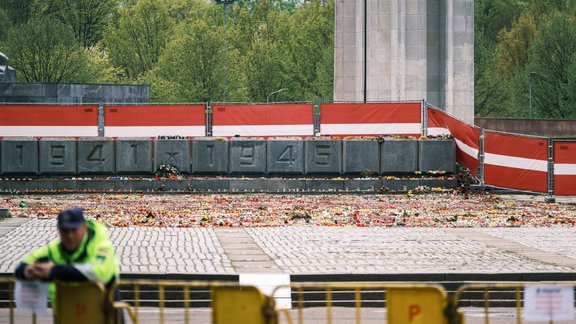 Uzvaras piemineklis stingrā policijas uzraudzībā 20220514 - 38