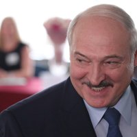 Lukašenko tencina Krievijas žurnālistus par labu darbu