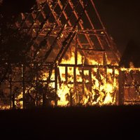 Пожарные вынесли из горящего дома пострадавшего человека