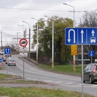 Rīgā autobuss ietriecas metāla nožogojumā