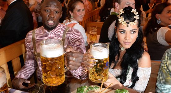 Useins Bolts ar draudzeni izbauda 'Oktoberfest' priekus