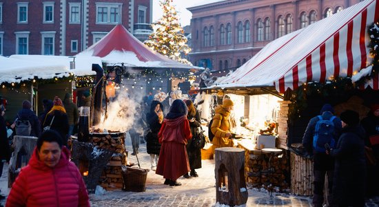 ФОТО. Рижане в восторге от рождественского базарчика на Домской площади