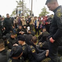 Kolumbijā protestētāji 79 policistus sagrābuši par ķīlniekiem