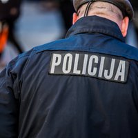 Nama pagalmā Rīgā atrod mirušu sievieti ar šautām brūcēm; aizdomās turētā aizturēta