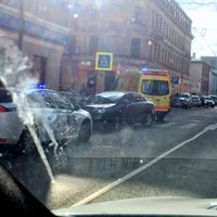 Uz gājēju pārejas Tallinas ielā auto notriecis gājēju