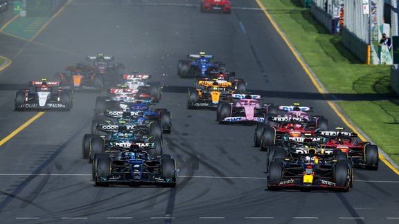 Haoss pirms F-1 sezonas – komandas krīzes dēļ maina lidojumus un riskē nepaspēt uz atklāšanu