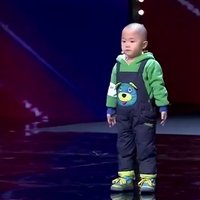 ВИДЕО: 3-летний малыш поразил публику танцем на шоу талантов