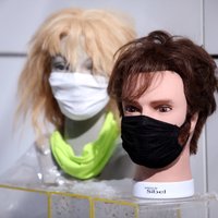 Правительство призывает бизнес производить защитные маски в Латвии