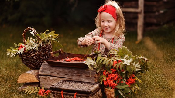 bērns meitene rudens septembris dekorācijas floritiska pīlādži pīlādžogas 