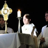 Pirmo reizi skolēni varēs 'ēnot' priesterus, vēsta katoļu portāls