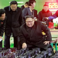 Foto: Ziemeļkorejas vadonis inspicē Vonsanas apavu produkciju
