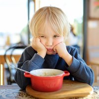 Bērns atsakās ēst. Vai piespiešana veicinās apetīti?