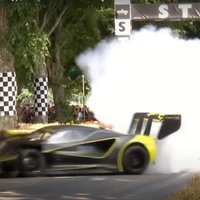 Video: Avarējis pasaulē vienīgais "Lotus Evija" superauto divu miljonu eiro vērtībā