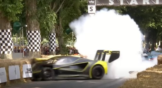 Video: Avarējis pasaulē vienīgais "Lotus Evija" superauto divu miljonu eiro vērtībā