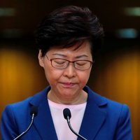 Honkongas līdere protestus izraisījušo izdošanas likumprojektu nosauc par mirušu