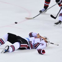 В первом же матче КХЛ Микелису Редлиху сломали челюсть