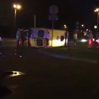 Video: Divu automašīnu sadursmē pie Botāniskā dārza Rīgā apgāzusies NMPD automašīna; cietusi mediķe