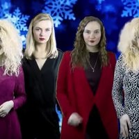 Video: Latviešu meitenes parodē grupas 'Steklovata' mega hitu 'Novij God'