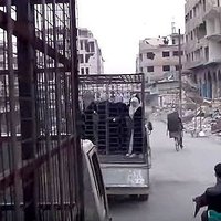 Video: Sīrijas opozicionāri Damaskā parādē izved būros ieslodzītus alavītus