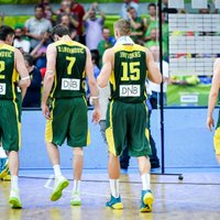Video: Lietuvas basketbolisti neatrod argumentus spēlē pret serbiem